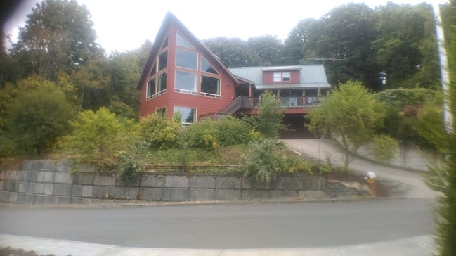 Custom home in woods - 11942 SE Lexington St Unit Lexington Apt