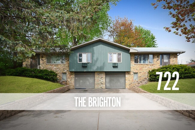 Photo - 722 Silver Lake Road NW