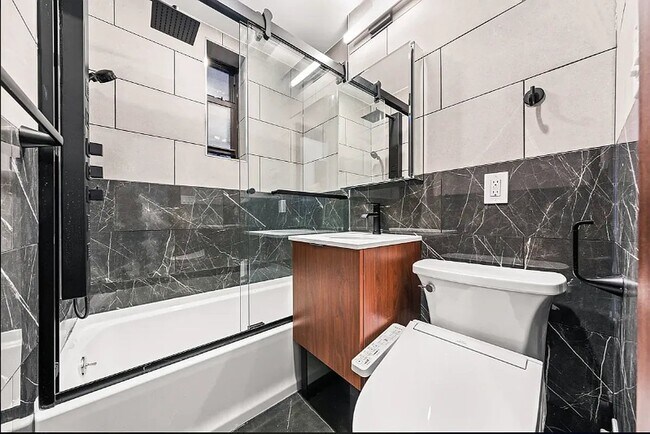 453 W 48th St Unit 1A