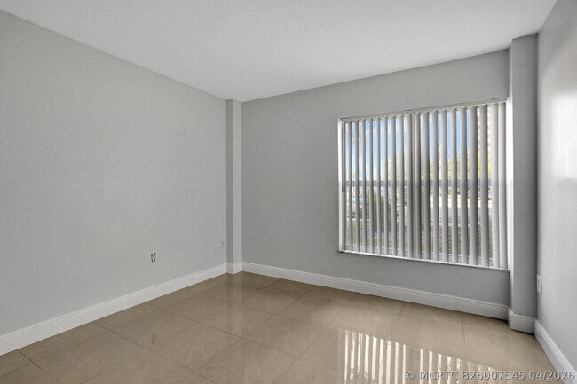 4156 Inverrary Dr Unit 111