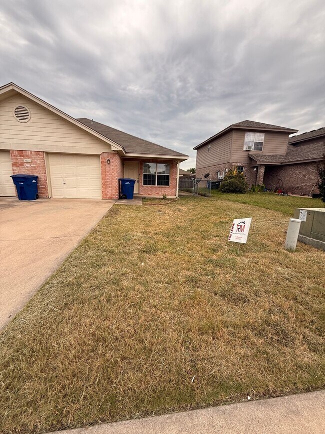 Building Photo - 3107 Yaupon Rd Unit 3107-B Yaupon Rd, CC Rental