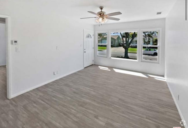 Building Photo - 5728 Hazelbrook Ave Rental