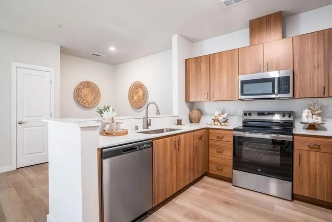 Building Photo - Merced Horizons