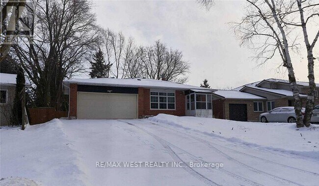 Photo - 323 Centre St