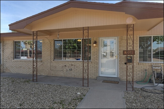 Photo - 3208 Kirkcaldy St