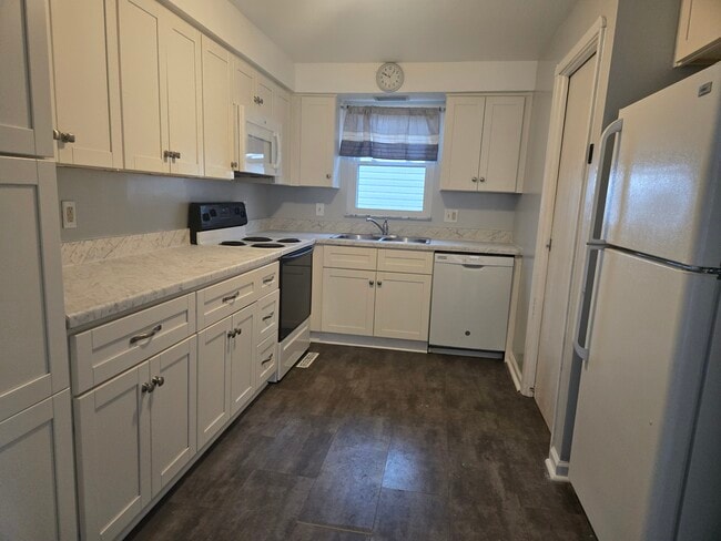 Kitchen - 8221 Pelham Dr Unit Upper