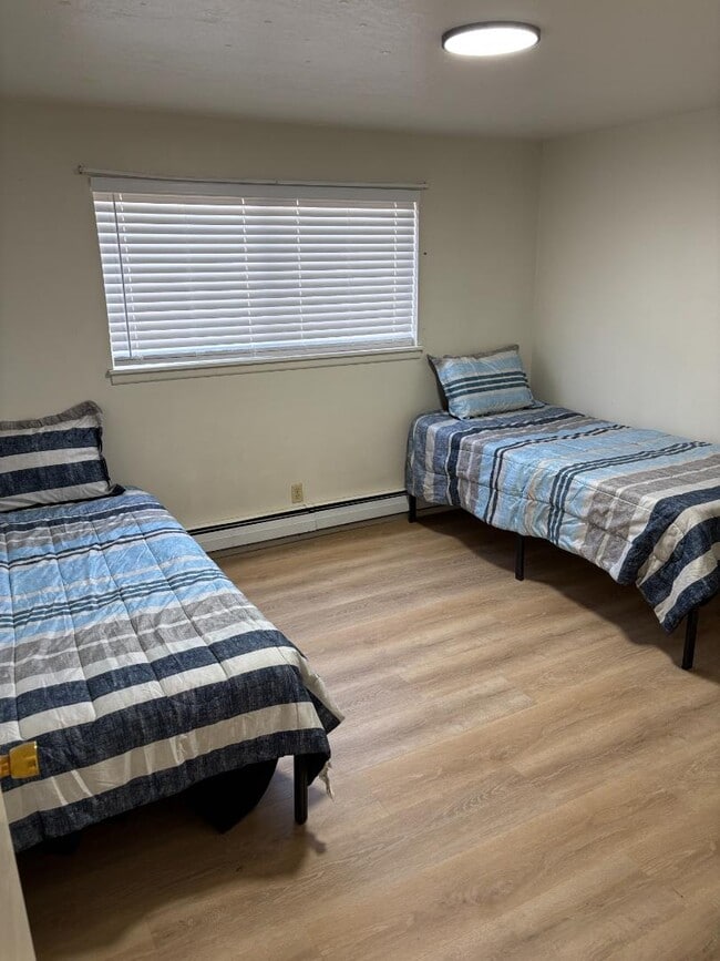 Photo - 401 Paper Collar Row