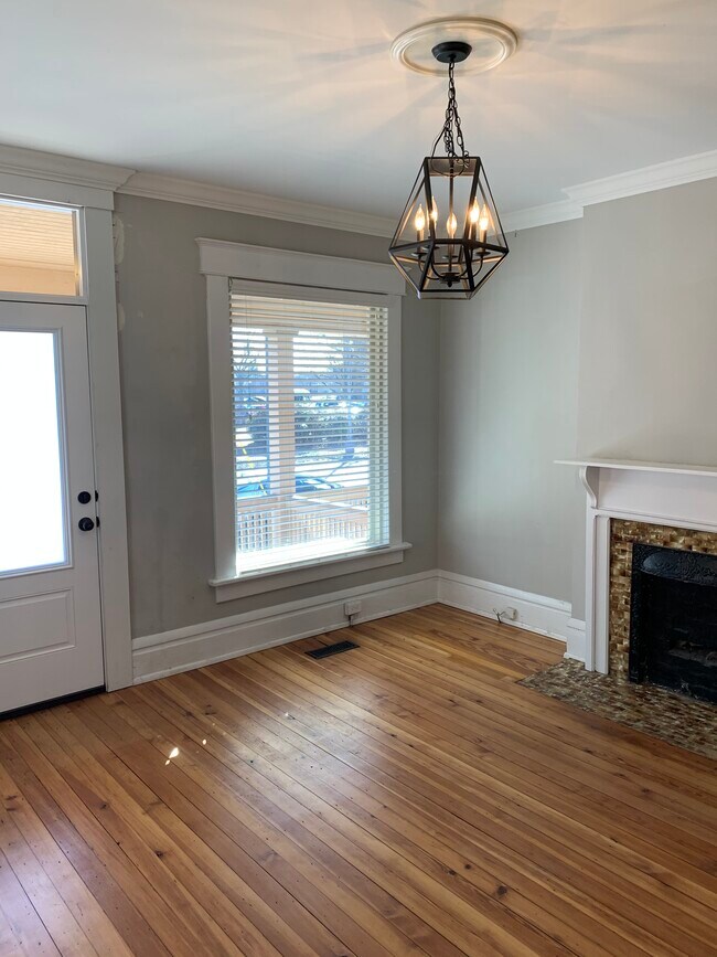 Sala de estar/habitación delantera - 396 W 1st Ave Unidad 1