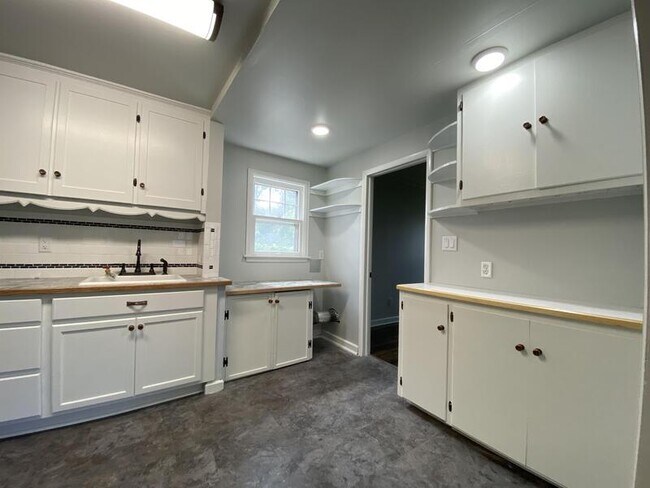 Photo - 416 E 3rd St