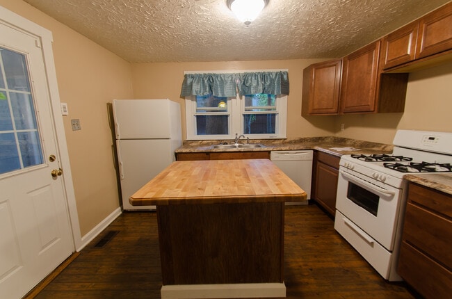 Photo - Spacious 3 bedroom, 1 bath Home - Available July 2026!