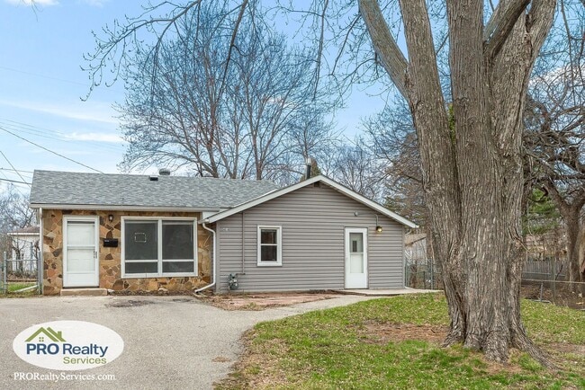 Building Photo - 3 Bedroom Home in Columbia Heights