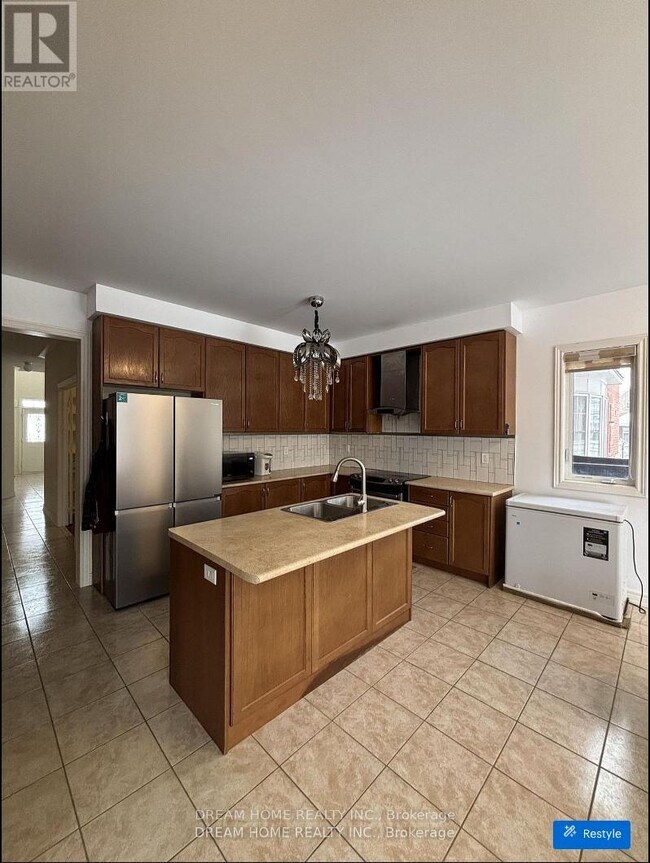 Photo - 276 The Bridle Walk