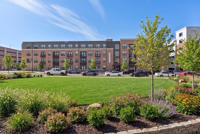 Building Photo - The Easley at UC