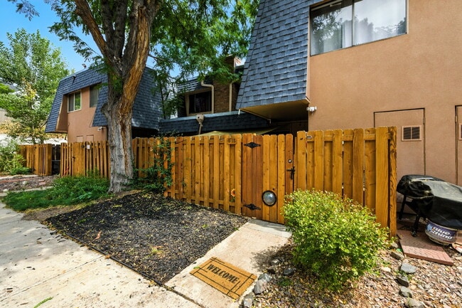 Building Photo - Welcome to Your New Home in the Heart of Denver! Unit G12