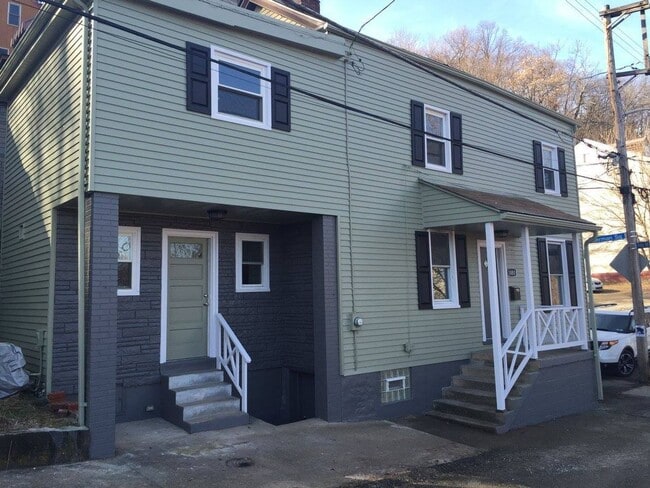 Building Photo - Beautiful South Side Renovation -- Conveni...