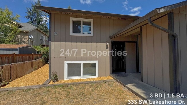 Building Photo - Freshly Updated 3 BD | 1.5 BA Unit - Downtown Estacada