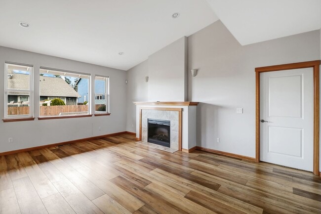 Photo - 3 Bed 2 Bath - Fairway Point - Pet per Approval - Fenced Backyard