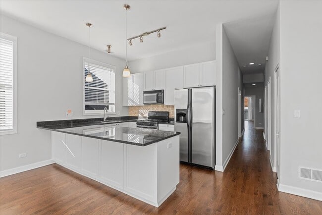 Building Photo - 2020 W Pierce Ave Rental