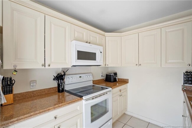 Building Photo - 2992 SW Sunset Trace Cir