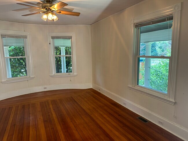 Living Room - 97 S Main St Unidad 97 South Main St. 1st Fl.