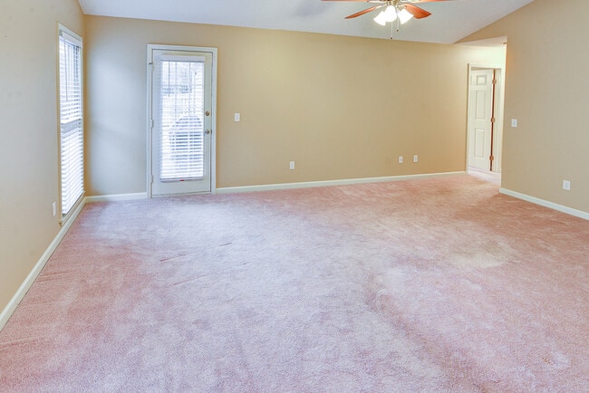 Photo - 149 Hollington Dr NE