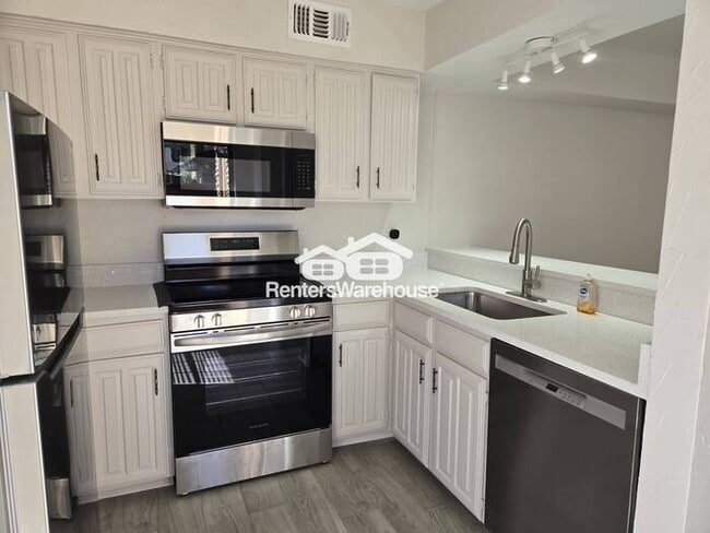Building Photo - FOR RENT - MOVE IN READY - 2  BEDS 1.5 BAT... Rental