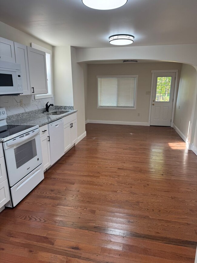 Building Photo - 4 bedroom, 1.5 bath, half double house