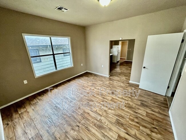 Photo - 716 E 9th St