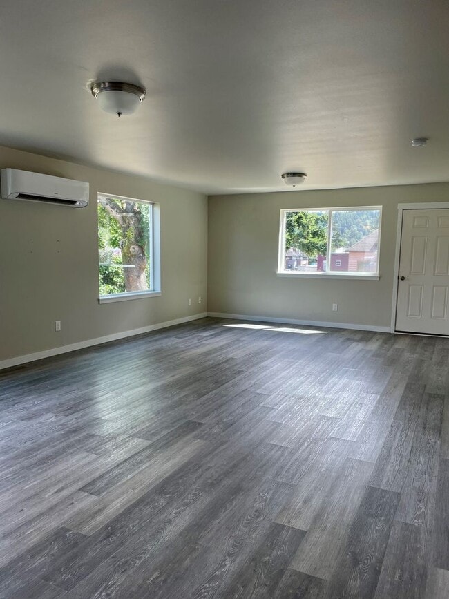 Photo - 1021 Newell St Unidad House