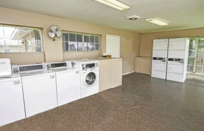 Photo - 100 Justin Wy Apartamento