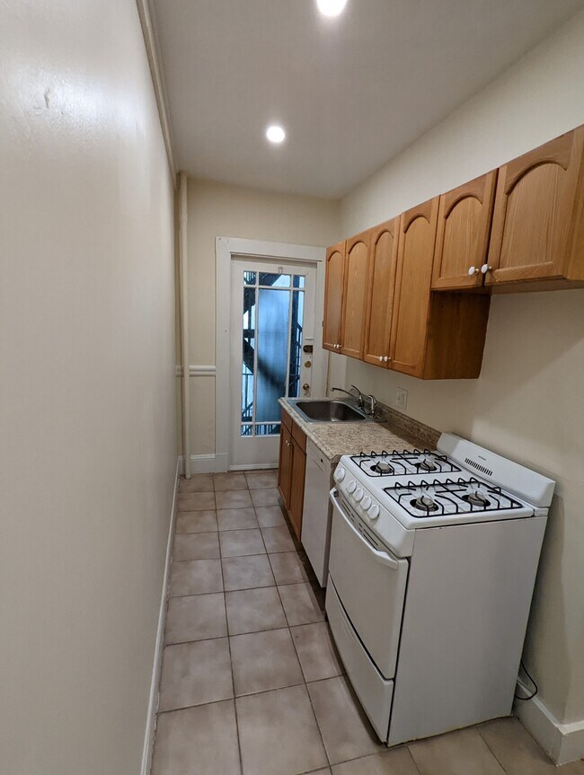 132 1/2 Oxford St