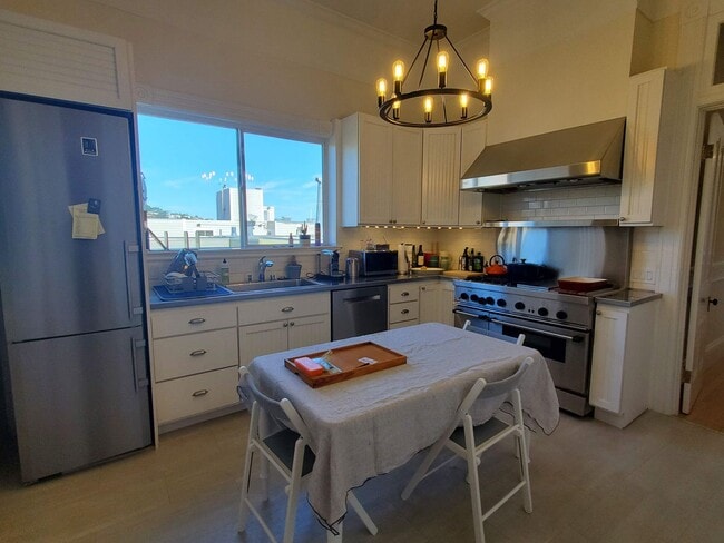 Photo - Noe Valley Beautifully Updated Top Floor Two Bedroom w. Chef's Kitchen and Laundry