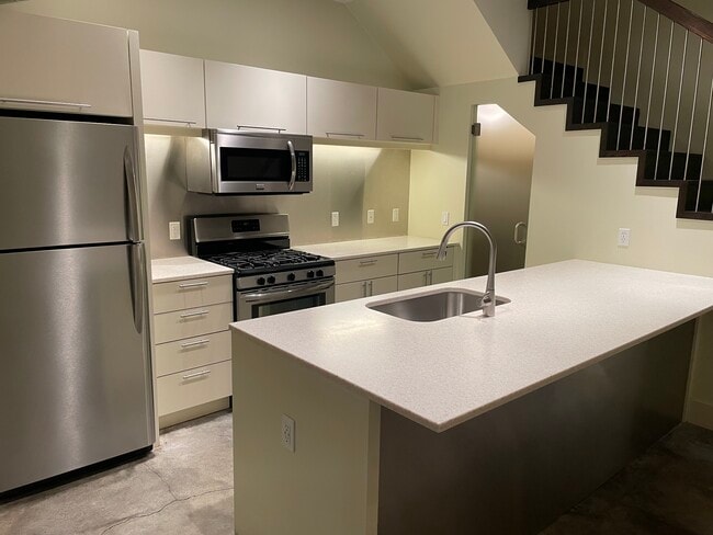 Photo - 814 E 3rd St Unit B