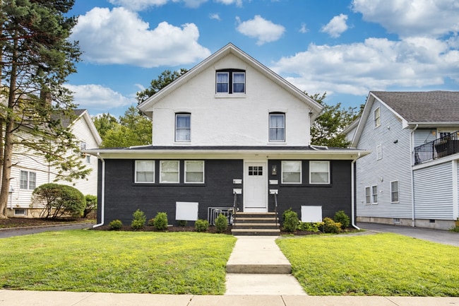 Well maintained building - 721 N Wood Ave Unit 3