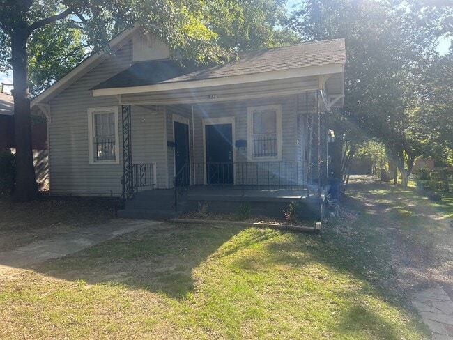 Building Photo - 2124 Maple St Unit A