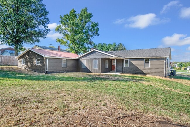 Photo - 211 Della Ln