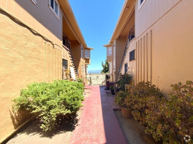 Building Photo - RENOVATED Top Floor. ON-SITE LAUNDRY! HARD... Unit 728 Rental