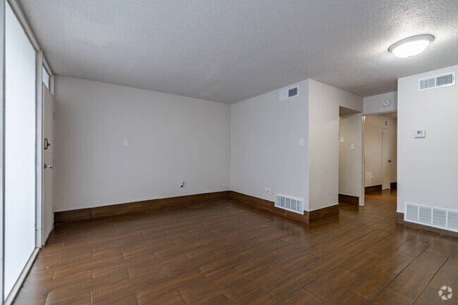 1BR, 1BA - 630SF - Living Room