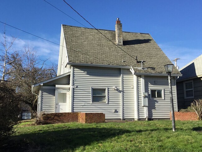 Photo - Charming 3 Bedroom, 2 Bath Home in Sellwood for rent!