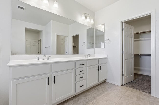 Building Photo - 2263 S Henry Ln