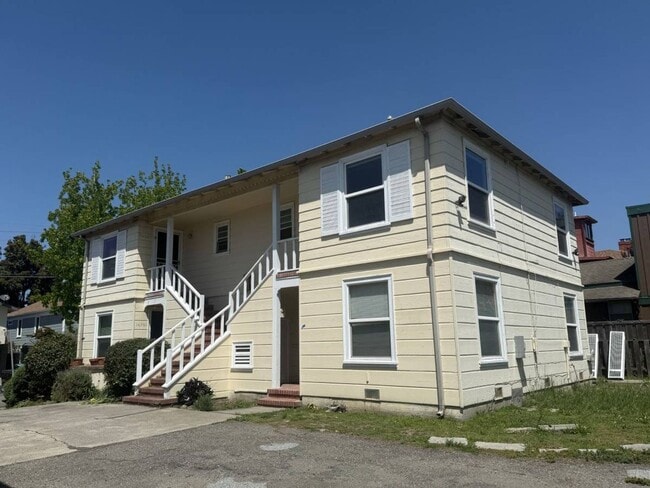 Building Photo - 1br - 700ft2 - Charming 8-unit apartment building. Walk to N. Berkeley BART Unit 1428B
