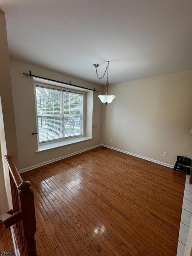 Photo - 533 Coventry Dr
