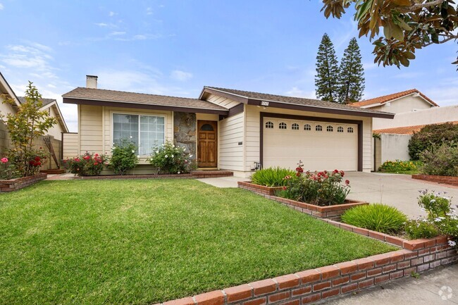 Building Photo - 3-Bed, 2-Bath Single-Family Residence With... Rental