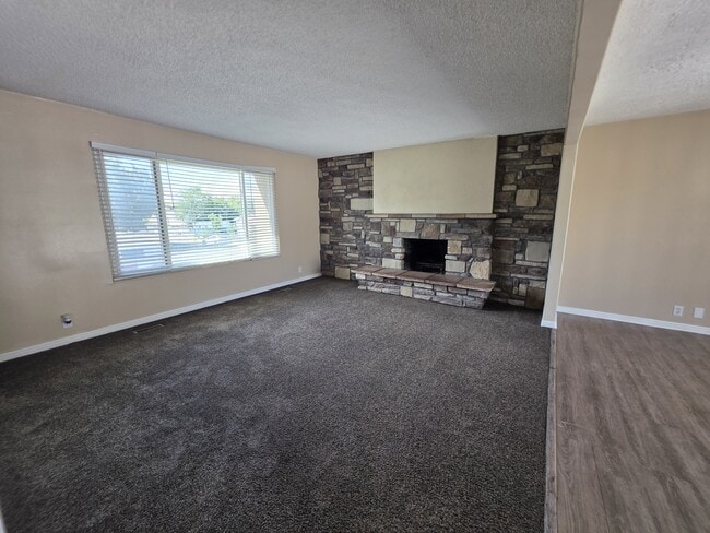 Photo - 3779 Oxford Way
