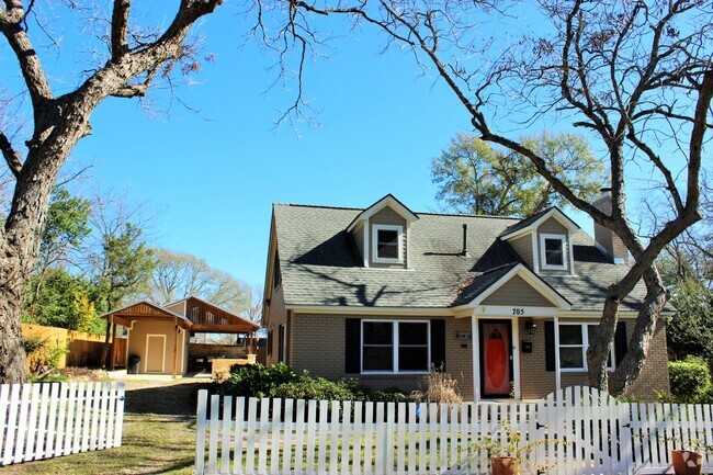 Building Photo - 705 S Baylor St Rental