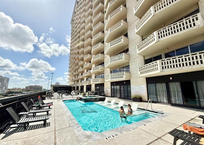 Photo - 2016 Main St Unit 1904