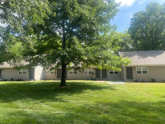 Building Photo - 701 Village Dr