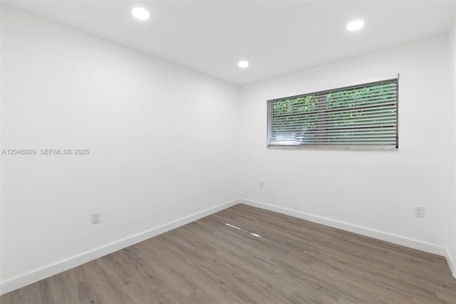 Photo - 945 NE 176th St
