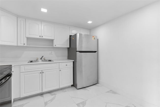 Building Photo - 4164 Inverrary Dr Unit 412