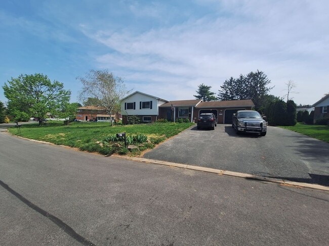 Building Photo - 2114 Huntington Rd